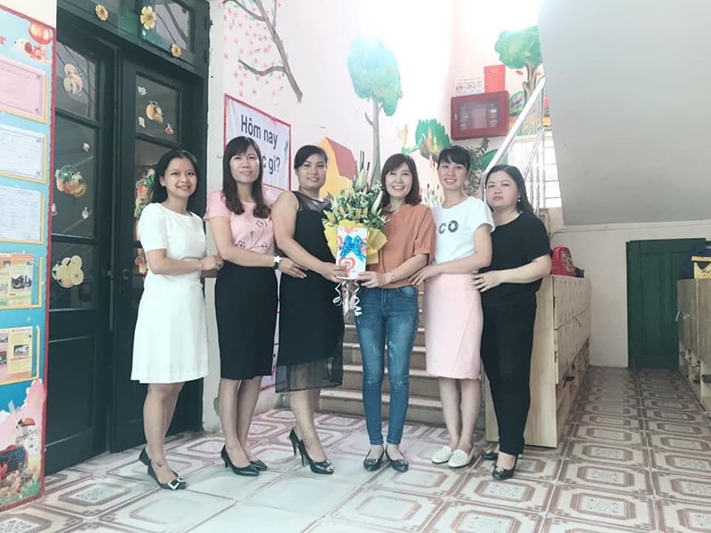 Trong tháng  6/2018  Công đoàn Trường mầm non Long Biên đã tặng hoa và quà sinh nhật cho 07 đồng chí
